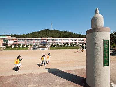 명지초등학교 교문 썸네일 이미지