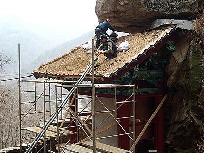 보수작업중인 서산 용현리 마애여래삼존상 썸네일 이미지