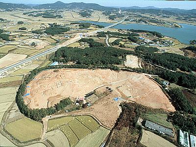 상공에서 바라본 서산 부장리 고분군 전경 썸네일 이미지